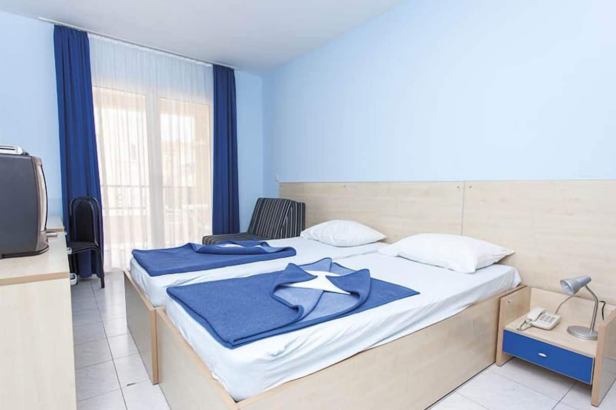 Basic Twin Room | Desk, free WiFi