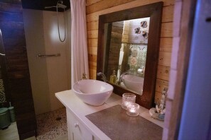 Habitación doble económica | Baño | Regadera, secadora de cabello, toallas