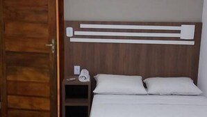 Einzelzimmer | Minibar, Schreibtisch, Verdunkelungsvorhänge, Bügeleisen/Bügelbrett