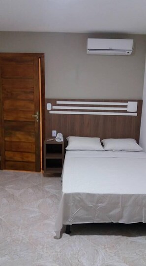 Minibar, escritorio, cortinas blackout y tabla de planchar con plancha