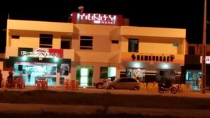 Fachada de la propiedad por la tarde o noche