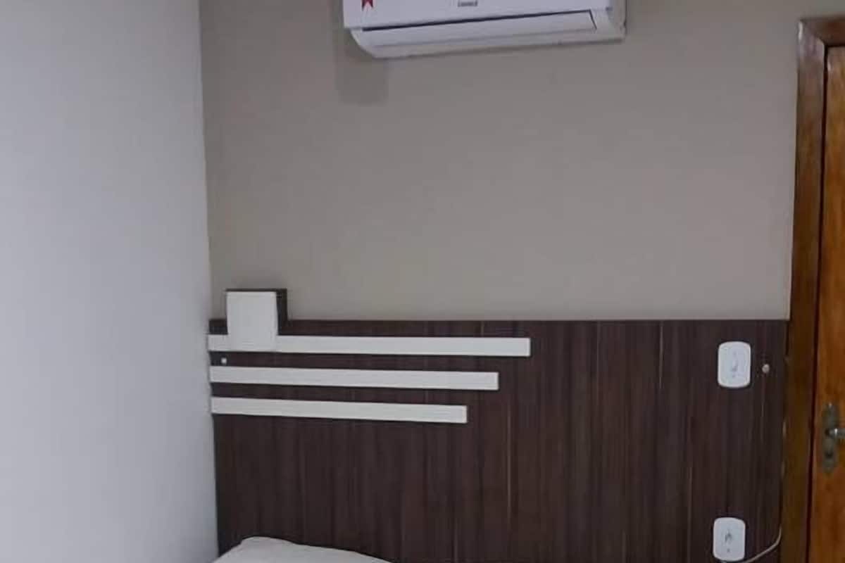 Standaard suite, 1 kingsize bed | Een minibar, een bureau, verduisterende gordijnen