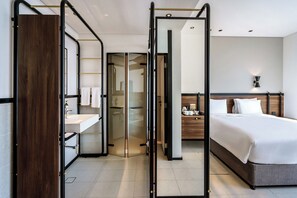 Shower, free toiletries, hair dryer, slippers - FORM Hotel Al Jaddaf, Dubai, a Member of Design Hotels (Dubai)