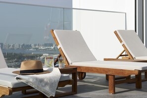Poolside bar - FORM Hotel Al Jaddaf, Dubai, a Member of Design Hotels (Dubai)