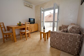 Superior-huoneisto, 2 makuuhuonetta, terassi | 1 makuuhuone, ylelliset vuodevaatteet, työpöytä, silitysrauta/-lauta