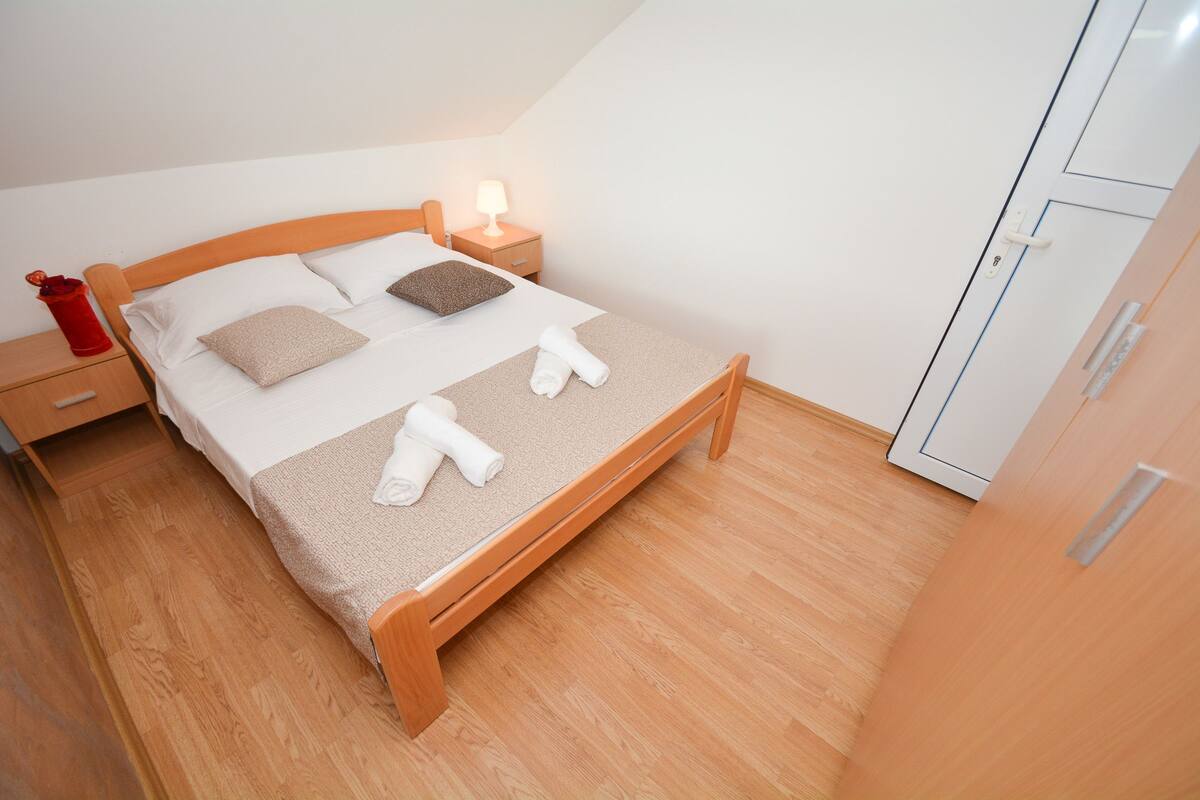 1 bedroom, premium bedding, desk, iron/ironing board