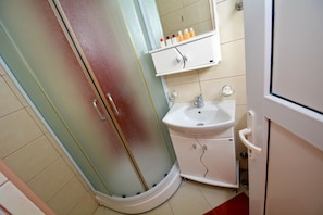 Comfort Studio, 1 Bedroom, Kitchen, Garden View | Bathroom