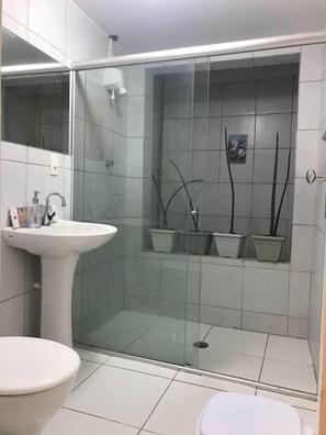 Regadera, regadera tipo lluvia, toallas 