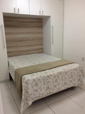 Habitación doble romántica | Escritorio, tabla de planchar con plancha, wifi gratis y ropa de cama 