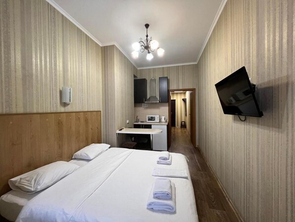 Premium bedding, in-room safe, iron/ironing board, free WiFi - Z-Apartments (Kyiv)