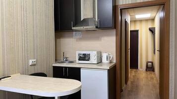 Refrigerador em uma área comum, micro-ondas em uma área comum