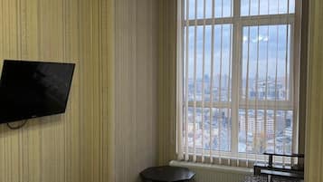 Ropa de cama de alta calidad y caja de seguridad en la habitación