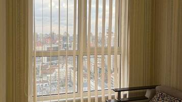 Ropa de cama de alta calidad y caja de seguridad en la habitación