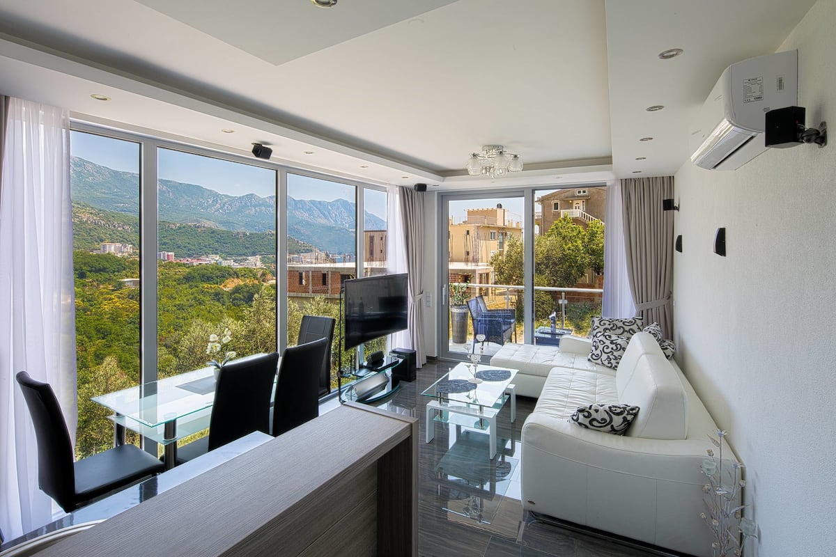 Smart TV, DVD player, toys, heated floors