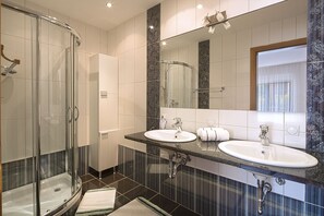 Deluxe-lejlighed - 3 soveværelser - terrasse - bjergudsigt | Badeværelse | Boblebadekar, brusehoved med hydromassage, gratis toiletartikler