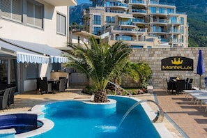 Piscine extérieure, parasols, chaises longues