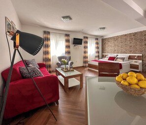 Studio – deluxe | Oppholdsområde | Flatskjerm-TV