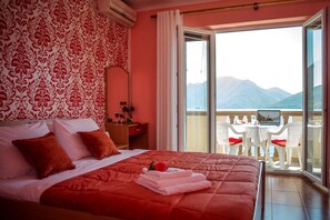 Literie de qualité supérieure, bureau, rideaux occultants