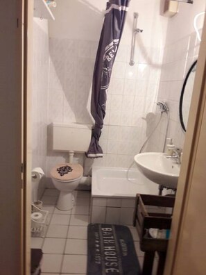 Apartment | Badezimmer | Dusche, kostenlose Toilettenartikel, Haartrockner, Handtücher