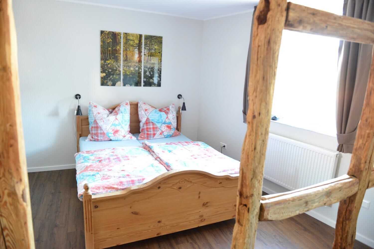 Meja kerja, kedap suara, Wi-Fi gratis, dan seprai linen