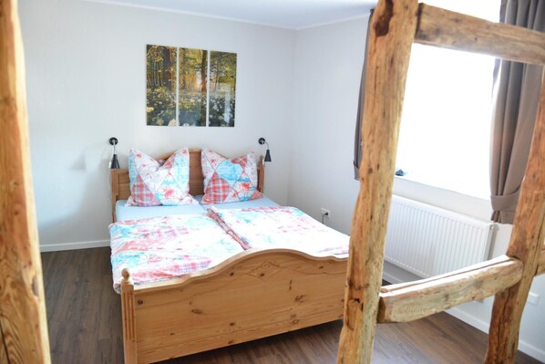 Desk, soundproofing, free WiFi, bed sheets