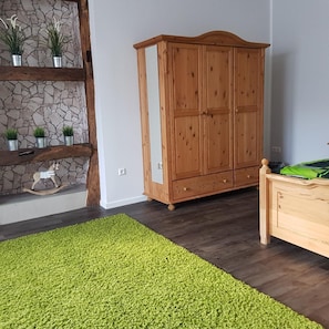 Desk, soundproofing, free WiFi, bed sheets