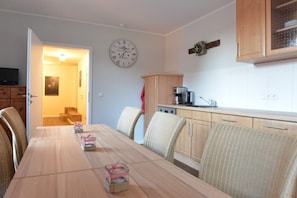 Kühlschrank, Herdplatte, Wasserkocher, Toaster