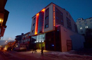 Façade de lâhĂ©bergement - soirĂ©e/nuit