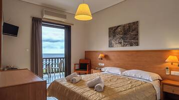 Eenvoudige kamer, 1 twee- of 2 eenpersoonsbedden, 1 slaapkamer, uitzicht op zee | Een minibar, verduisterende gordijnen, een strijkplank/strijkijzer