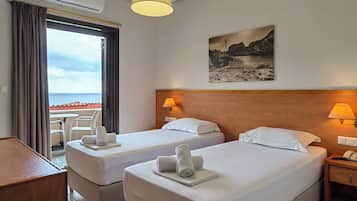 Chambre Double ou avec lits jumeaux, 1 chambre, vue mer | Minibar, rideaux occultants, fer et planche Ă  repasser