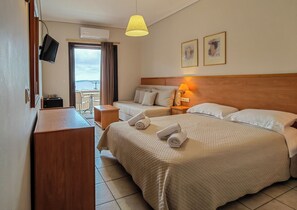 Habitación básica con 1 cama matrimonial o 2 individuales, 1 habitación, vista al mar | Minibar, cortinas blackout y tabla de planchar con plancha 