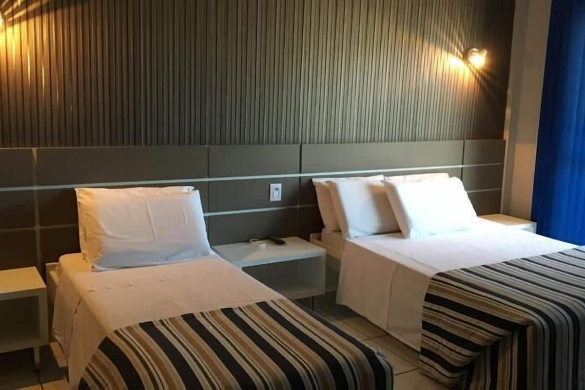 Chambre luxueuse double ou avec lits jumeaux | 1 chambre, bureau, systĂšme dâinsonorisation, fer et planche Ă repasser