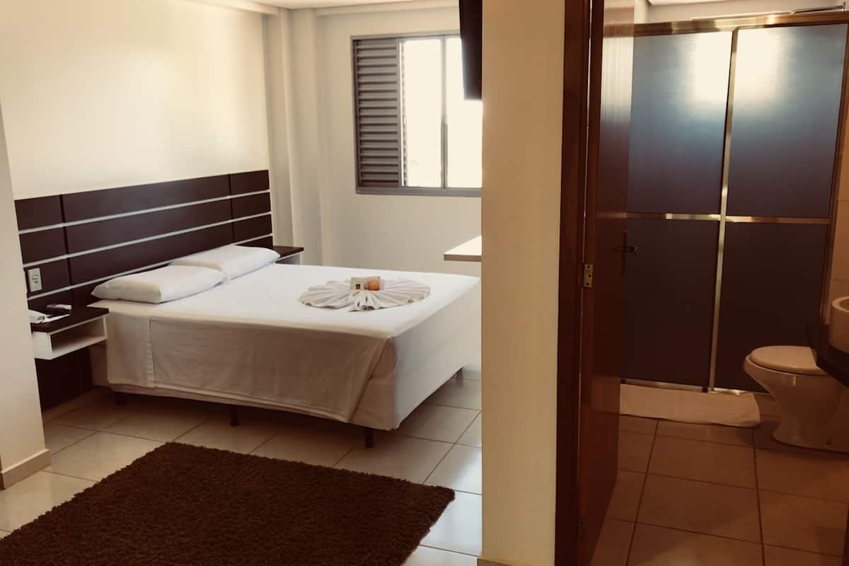 Chambre exĂ©cutive | 1 chambre, bureau, systĂšme dâinsonorisation, fer et planche Ă repasser