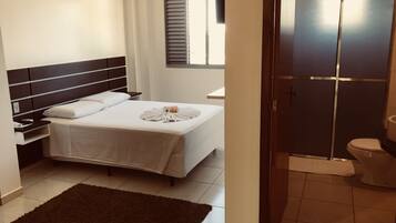 Rom – executive | Skrivebord, lydisolert, strykejern/-brett og barnesenger