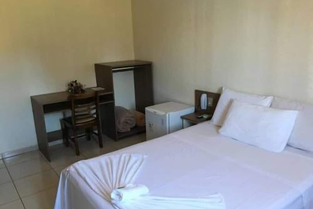 deluxe room, 1 double bed | desk, soundproofing, iron/ironing board, cots/infant beds