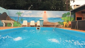 Una piscina al aire libre de temporada