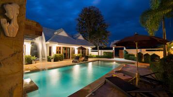 สระว่ายน้ำกลางแจ้ง, สระน้ำตก เปิด 9:00 น. ถึง 22:00 น., ร่มริมสระว่ายน้ำ