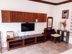 10 bedrooms, Egyptian cotton sheets, premium bedding, minibar - RungNara Pool Villa (San Sai)