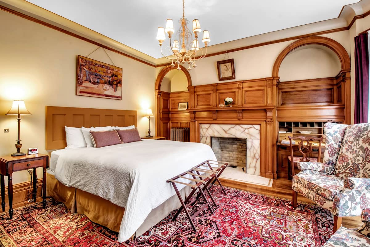 Sarah Dutro Suite | เครื่องนอนระดับพรีเมียม, ผ้านวมขนเป็ด, เตียงพร้อมฟูกเสริมที่นอน