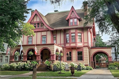 Front of property. InnBuffalo off Elmwood