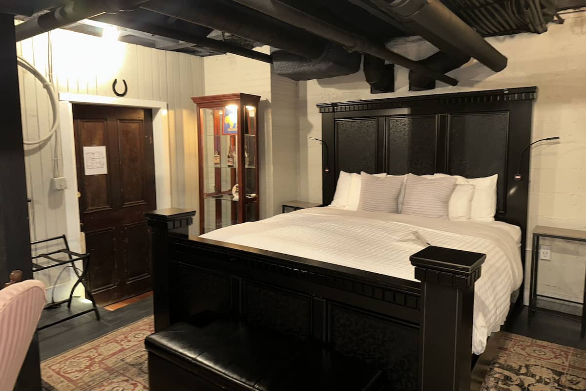 Industrial Patent Suite | Premium bedding, down duvets, pillow-top beds, free WiFi