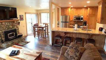 Apartamento, 1 habitación | Zona de estar | Una televisión, un reproductor de DVD