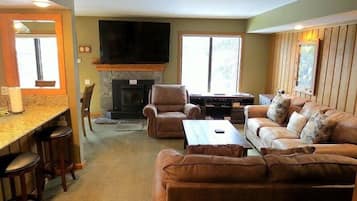 Apartamento, 1 habitación | Zona de estar | Una televisión, un reproductor de DVD