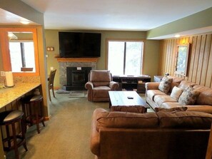 Kondominium, 1 kamar tidur | Area keluarga | TV dan pemutar DVD