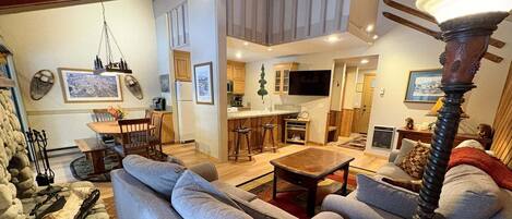 Condo, 2 habitaciones | Área de sala de estar | Televisión de pantalla plana y reproductor de DVD