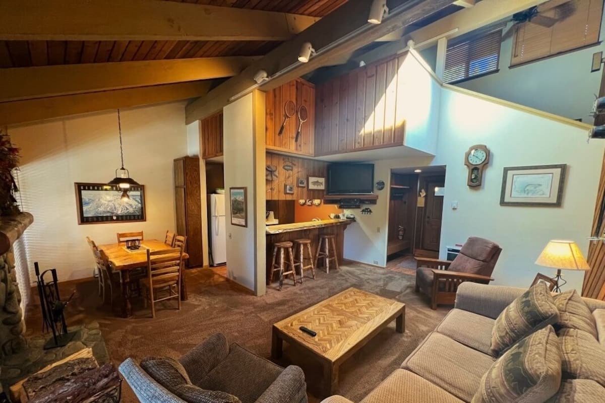 Condo, 2 habitaciones | Área de sala de estar | Televisión de pantalla plana y reproductor de DVD