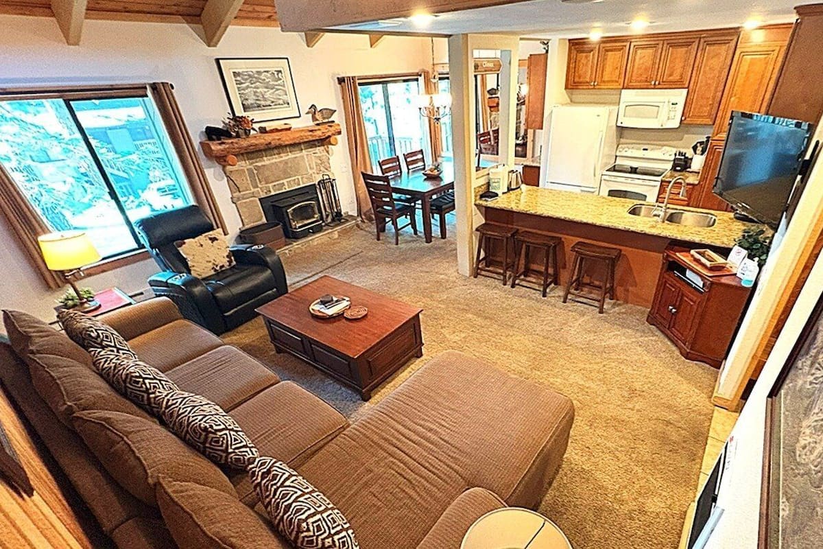 Condo, 2 habitaciones | Área de sala de estar | Televisión de pantalla plana y reproductor de DVD