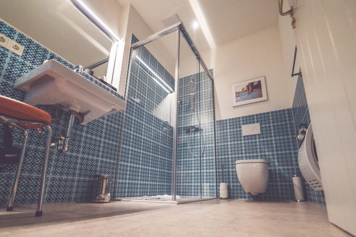 deluxe double room | bathroom | shower, deep-soaking bathtub, free toiletries, hair dryer