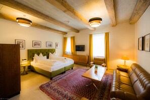 Chambre Confort double | Literie hypoallergénique, décor unique, ameublement unique, bureau