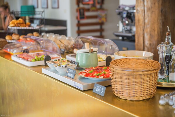 Buffet déjeuner servi tous les jours en supplément
